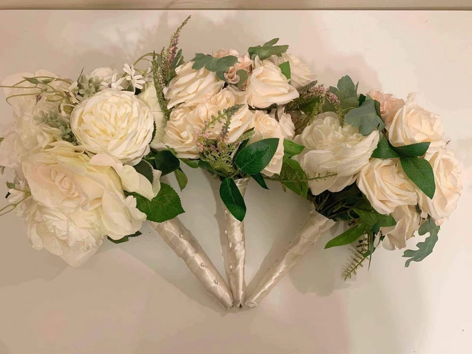 3 wedding bouquets (1 for bride, 2 for bridesmaids) - photo 3