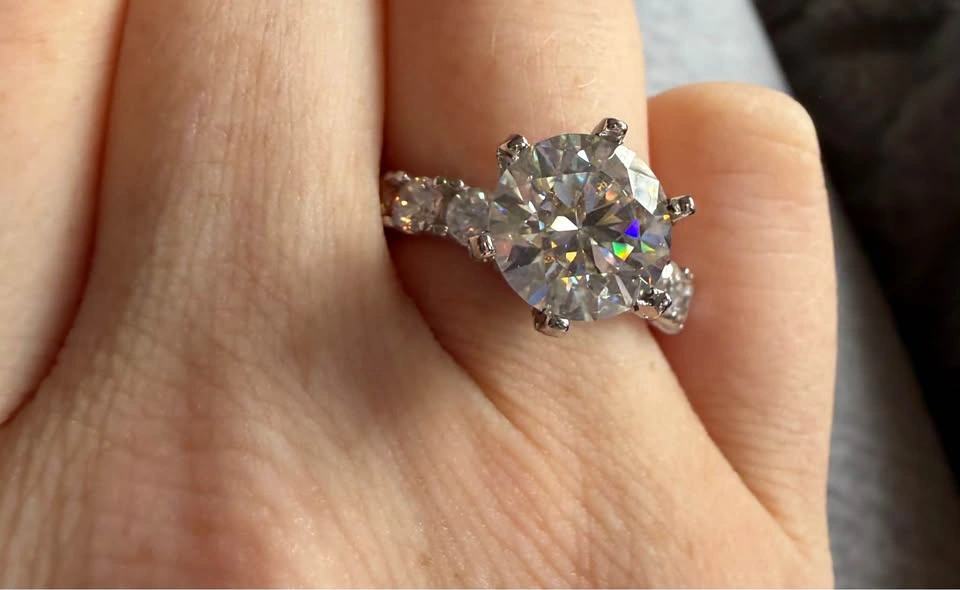 Gorgeous 4ct Sterling Silver Moissanite Engagement Ring - photo 2