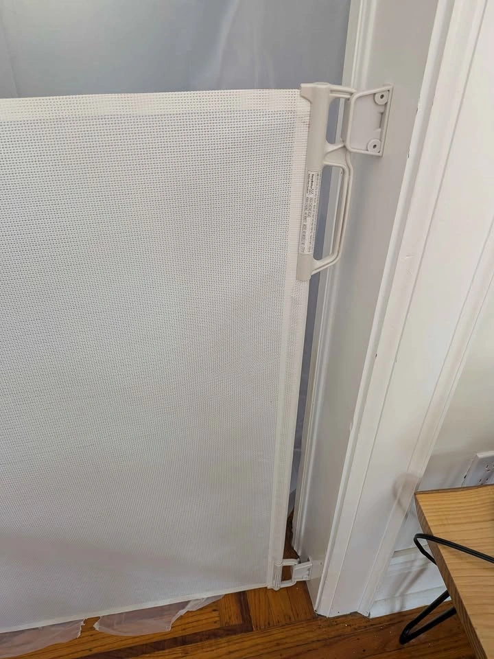 EasyBaby Extra Wide & Extra Tall Retractable Baby/Pet Gate - photo 2