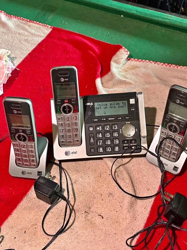 AT&T 3 handset caller id cordless phone answering machine