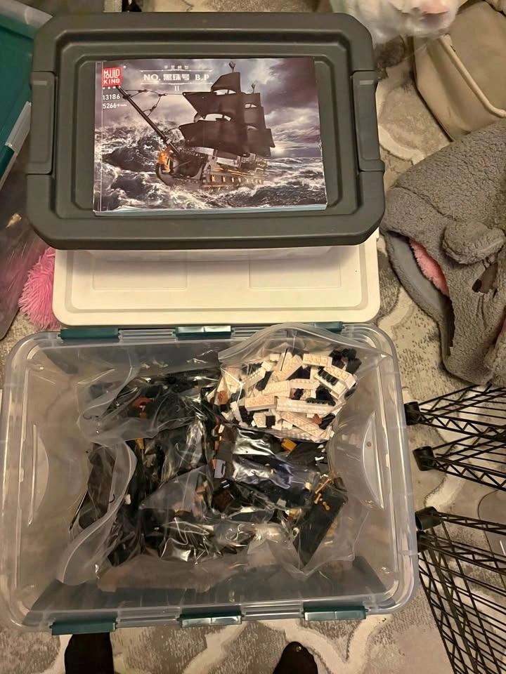 Mould King 13186 Black Pearl Pirate Ship Building Set