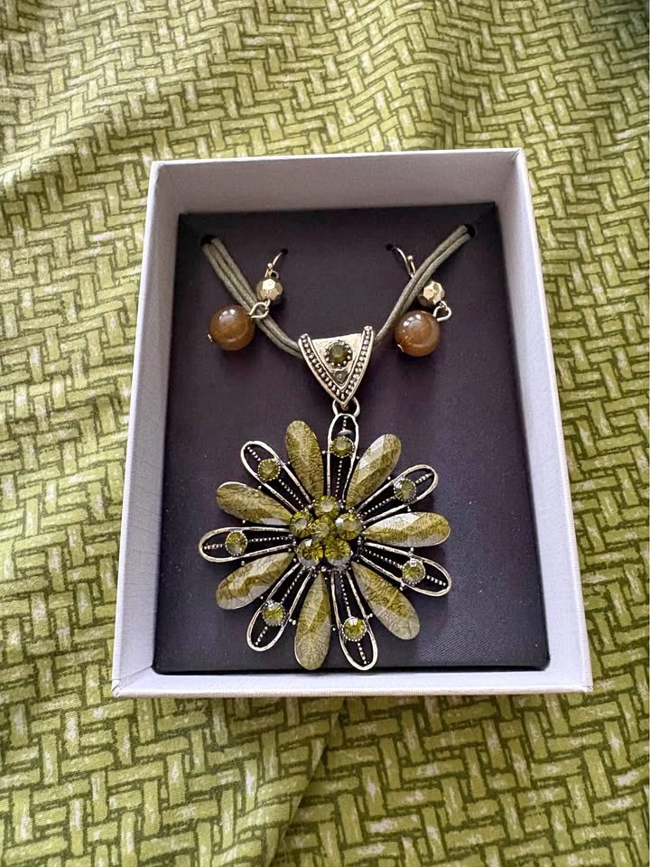 MIXIT Green Floral Statement Necklace & Earrings Set