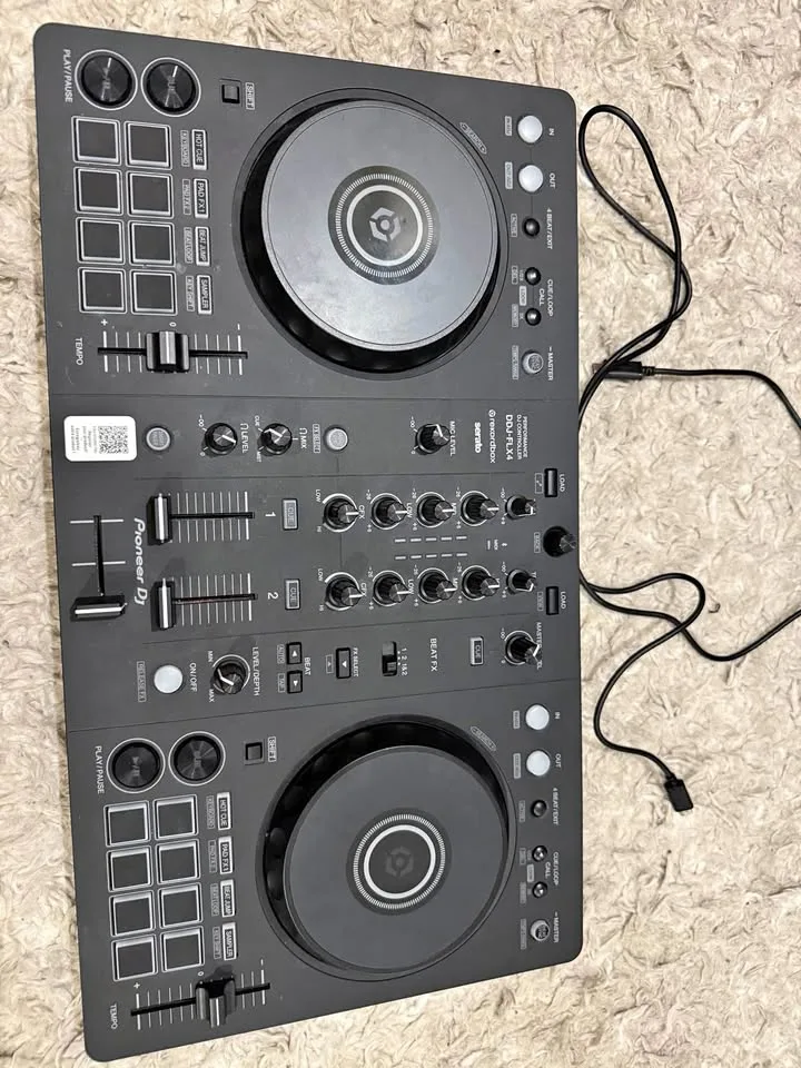 Pioneer DJ DDJ-FLX4 Controller (rekordbox / Serato) thumbnail