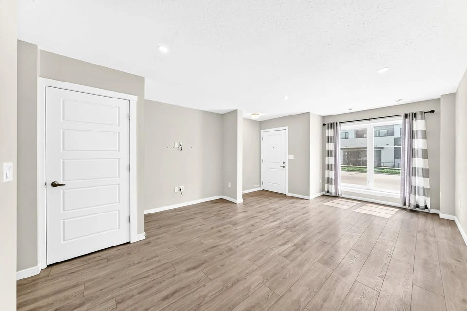 2 Beds 2.5 Baths - Townhouse - photo 2