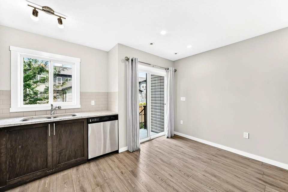 2 Beds 2.5 Baths - Townhouse - photo 5
