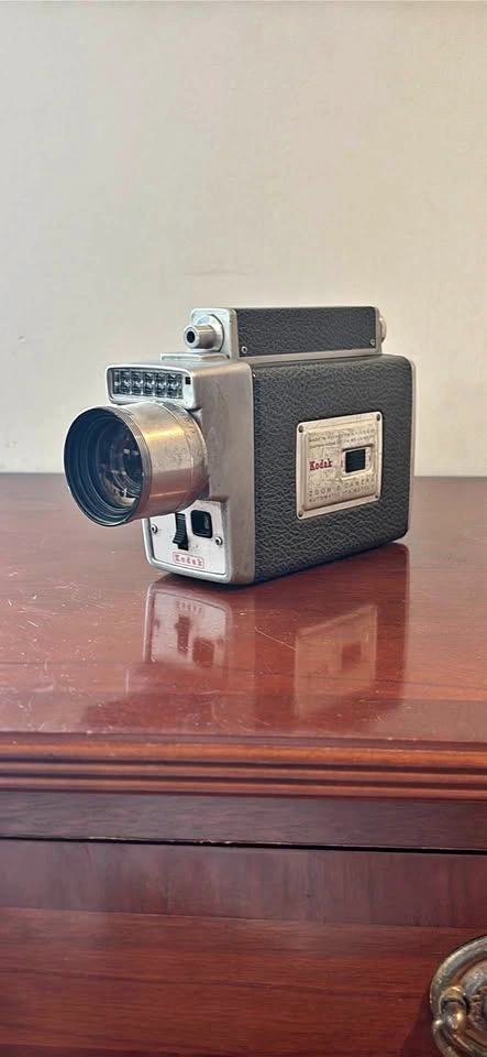 Vintage Kodak Zoom 8 Movie Camera Automatic f/1.9 Model 2