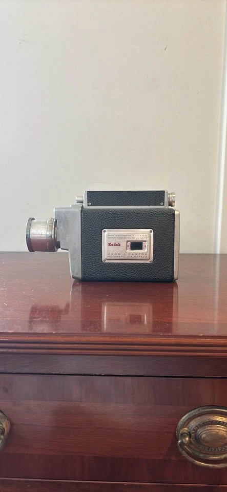 Vintage Kodak Zoom 8 Movie Camera Automatic f/1.9 Model 2 - photo 2