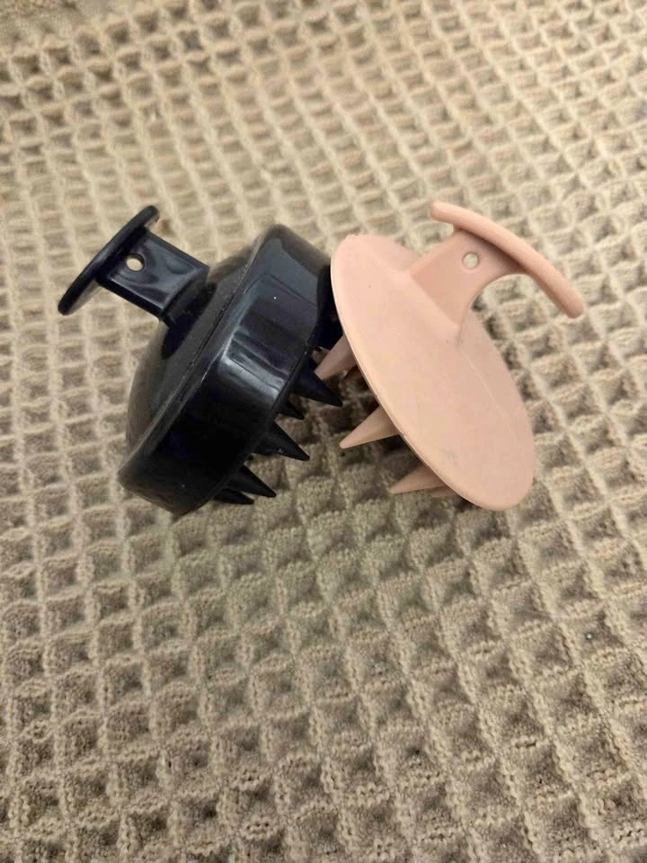 Scalp stimulating massager