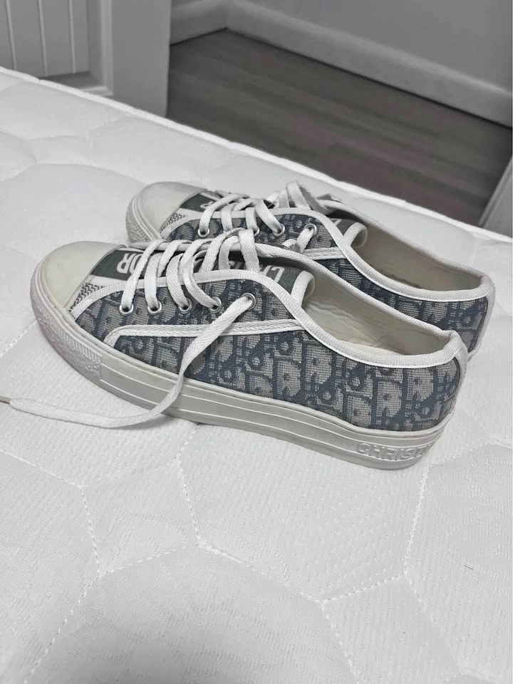 Bior walkin sneakers