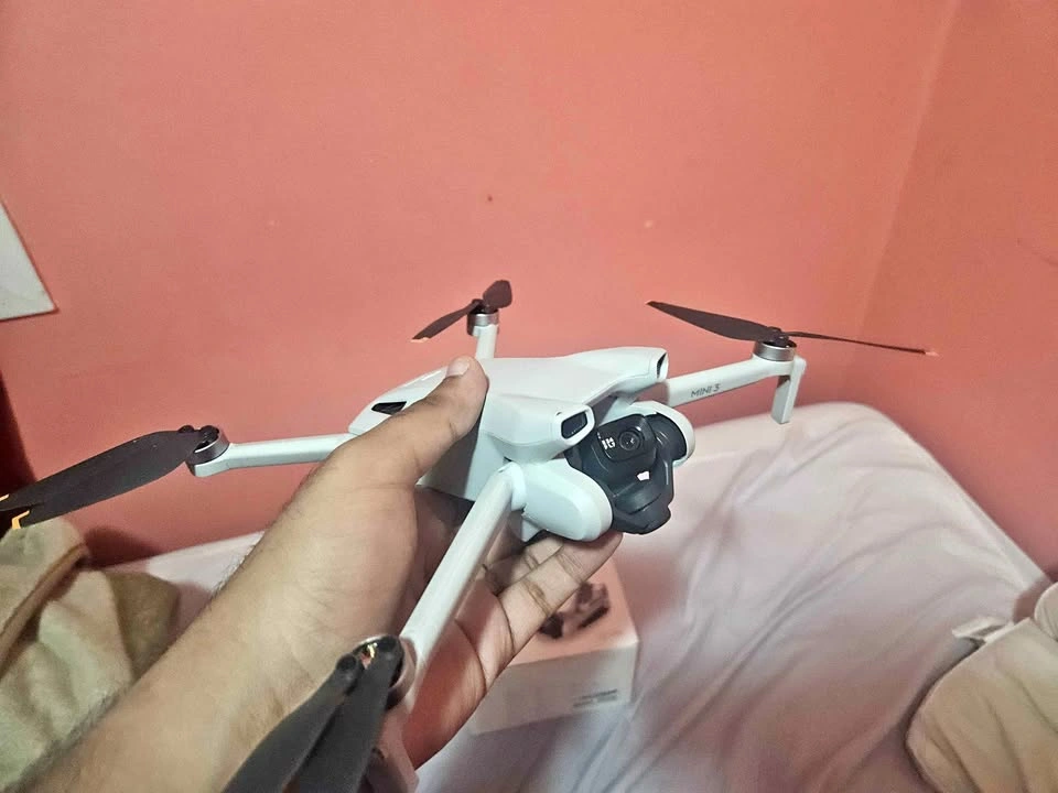 DJI Mini 3 Drone w/ DJI RC (Built-in Screen) + Battery & Box