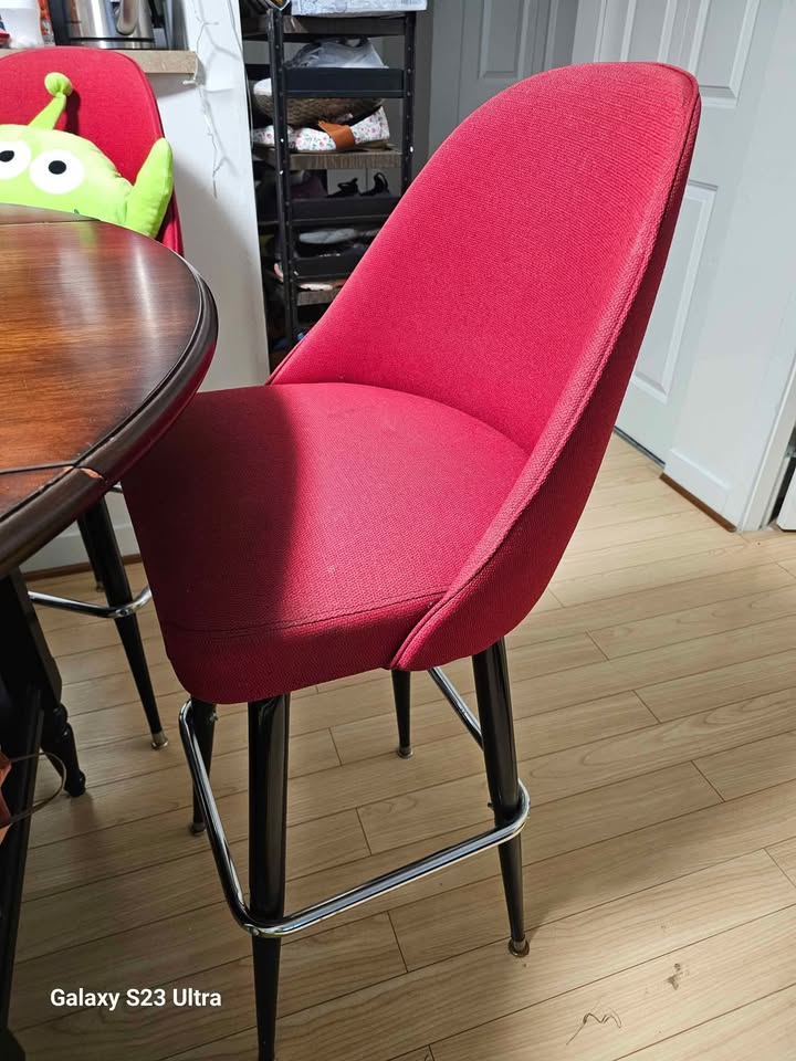 🔥 Set of 4 Stylish Swivel Red Bar Stools 🔥 - photo 3