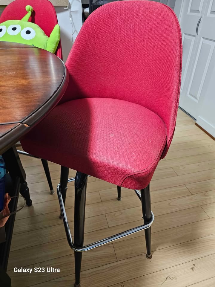 🔥 Set of 4 Stylish Swivel Red Bar Stools 🔥 - photo 4