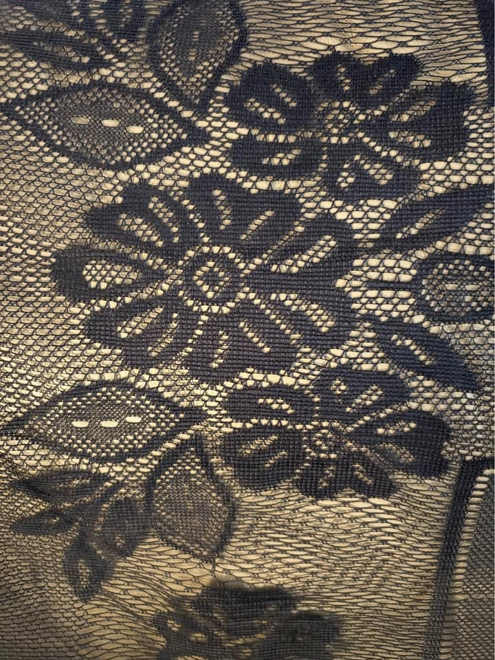 2 large lace tablecloths - photo 2