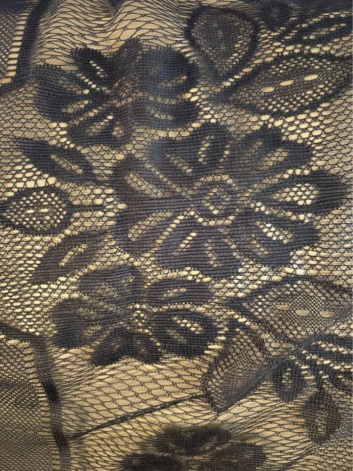 2 large lace tablecloths - photo 5