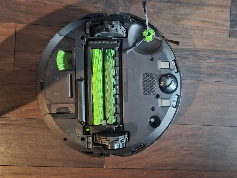 Roomba j7+ Robot Vacuum with Self-Empty Base - photo 2