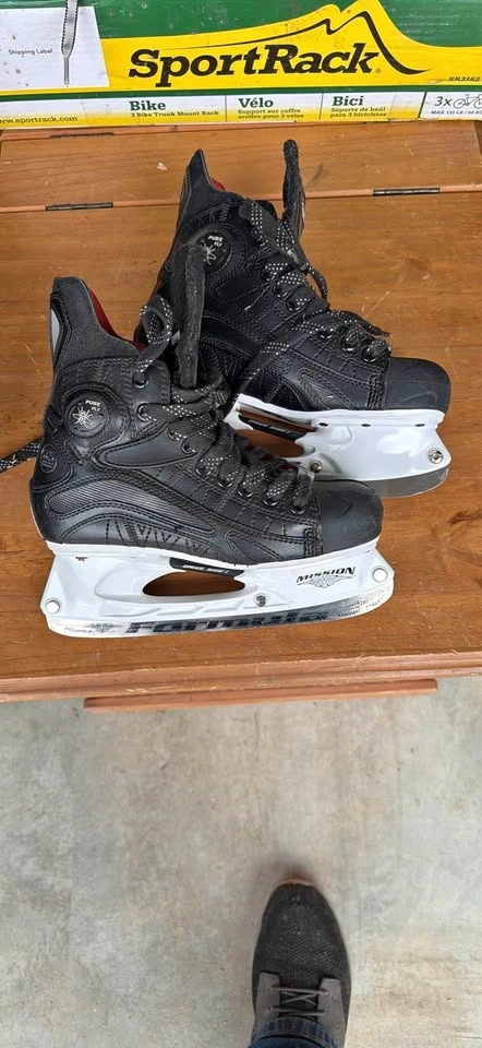 Mission Pure Fly Ice Hockey Skates - size 5