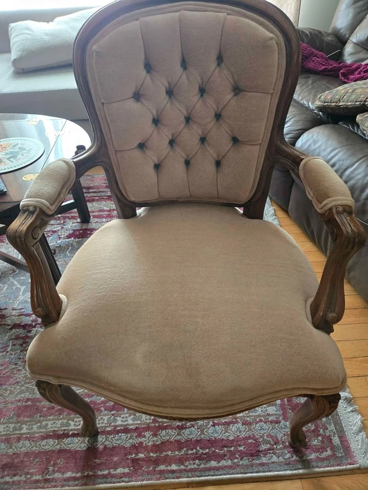 Vintage French Provincial Tufted Velvet Armchair - photo 2