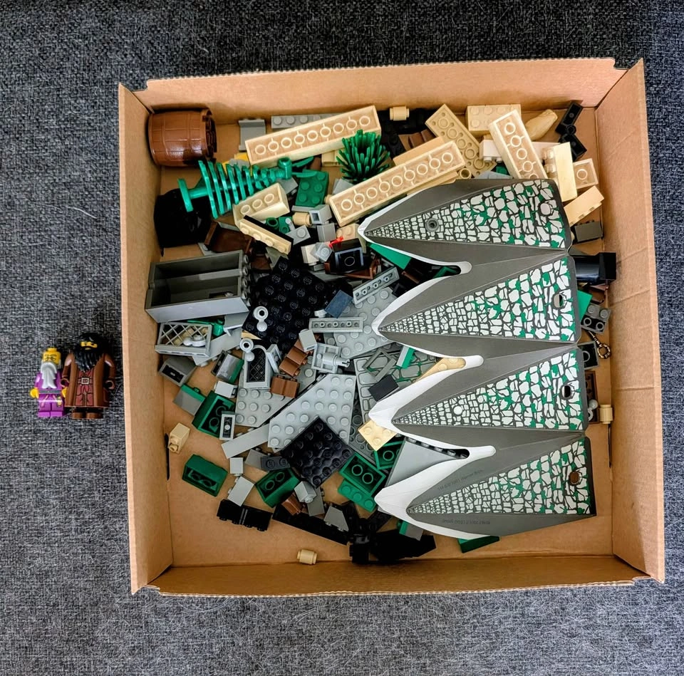 LEGO Harry Potter Hagrid's Hut 4707 Set w/ Manual incomplete - photo 3