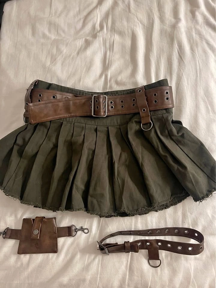 Dollskill Darker Wavs skirt w/belt size M