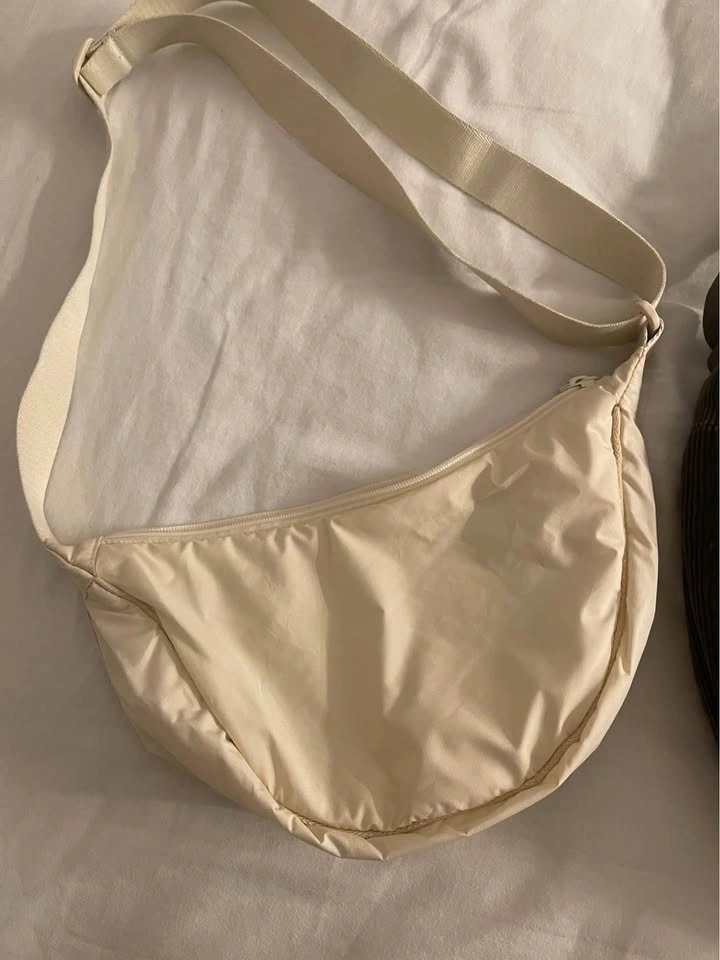 Uniqlo Round Shoulder Bags - photo 2