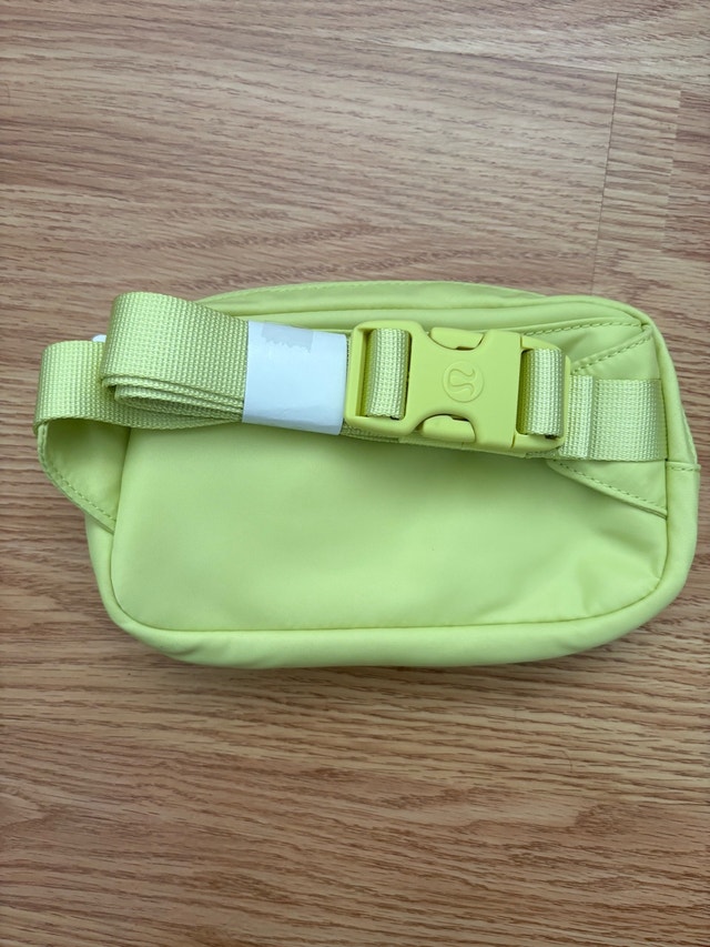 Lululemon Belt Bag NWT - photo 2