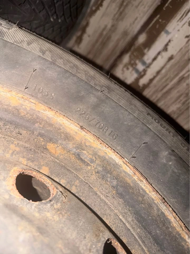 Set of 4 Winter Tires 225/70R16 almost new full set - photo 3