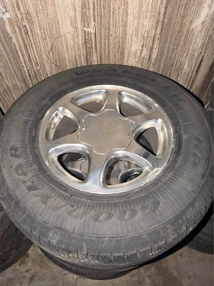 Goodyear Wrangler HP P265/70R17 Tires and Rims full set