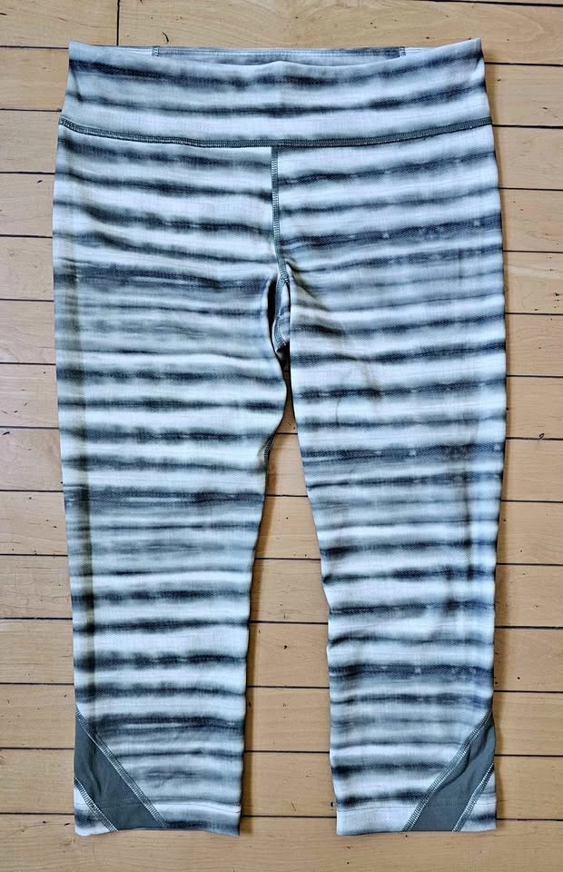 Brand New UNDER ARMOUR Striped Space-Dye Crop Leggings - Size M