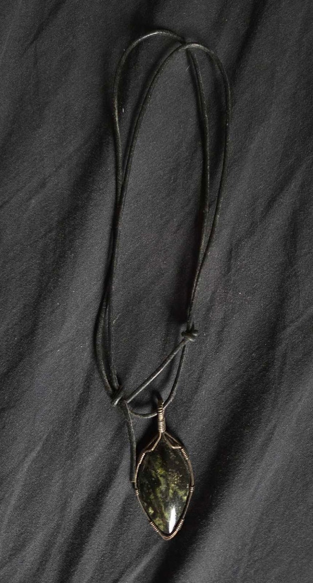 Green agate pendant in wired setting with leather cord - photo 2