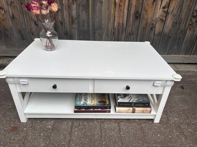Beautiful Farmhouse Coffee Table with Storage