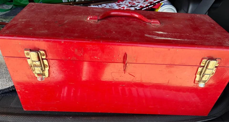 Vintage Red Metal Toolbox with Removable Interior Tray - photo 4