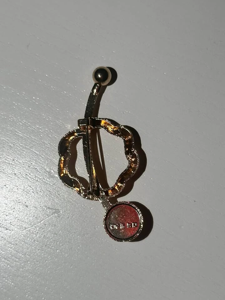 Gold-Toned Faux Pearl Wavy Circle Brooch - photo 3