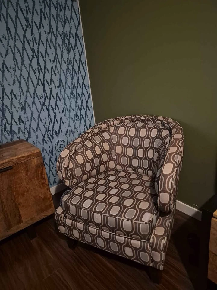 Upholstered accent chair, like-new - photo 2
