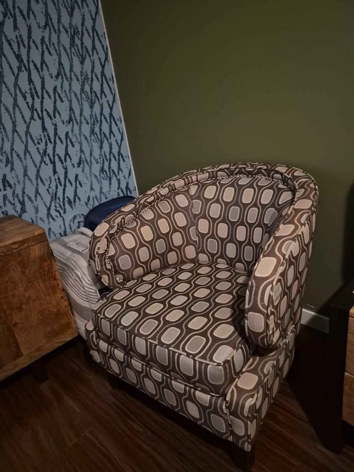 Upholstered accent chair, like-new - photo 3