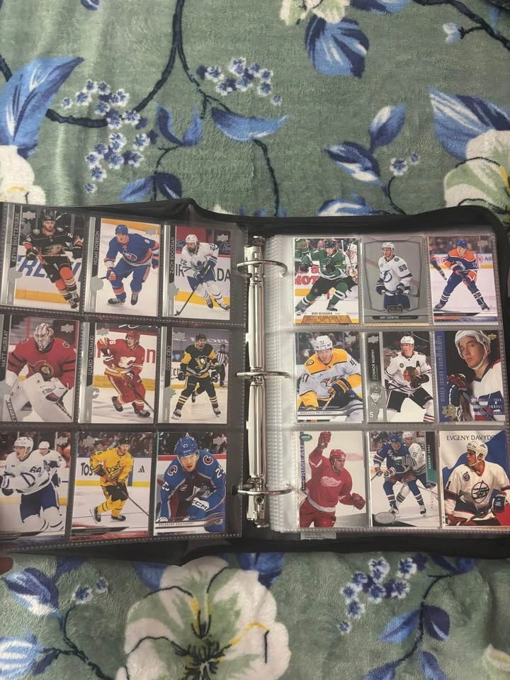 Hockey Trading Card Collection Binder - photo 2