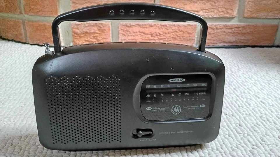 GE Portable AM/FM Radio 7-2664B