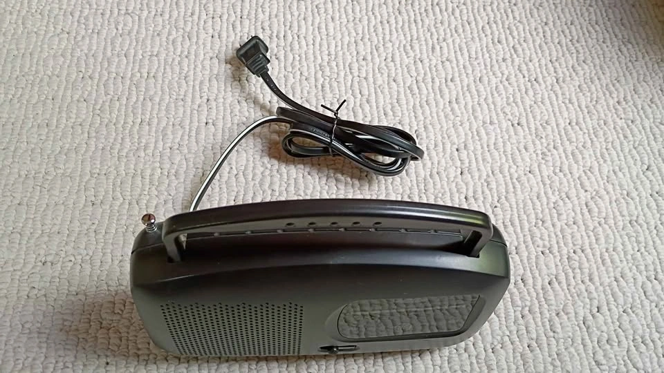 GE Portable AM/FM Radio 7-2664B - photo 2