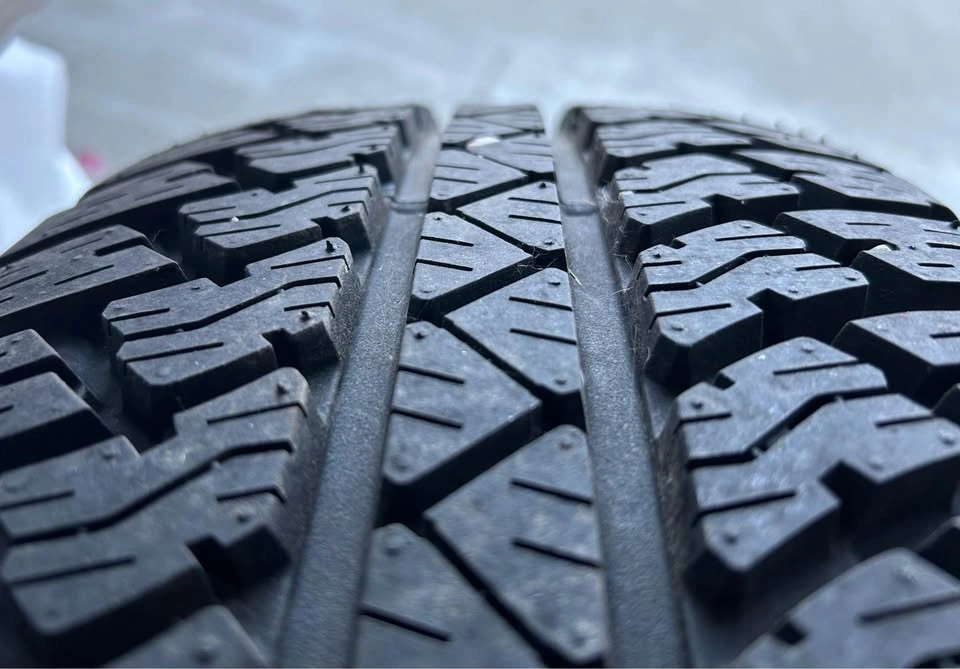 255/70R18 Bridgestone Tire on new Rim - Like new - photo 2