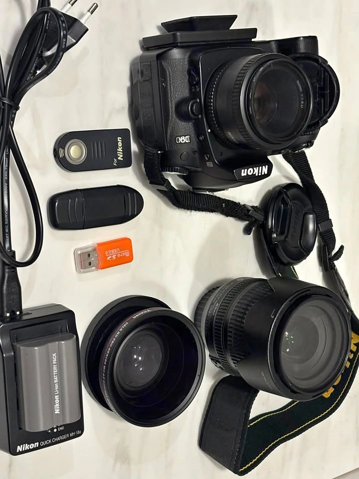 Nikon - D90 Digital Camera *BARELY USED*