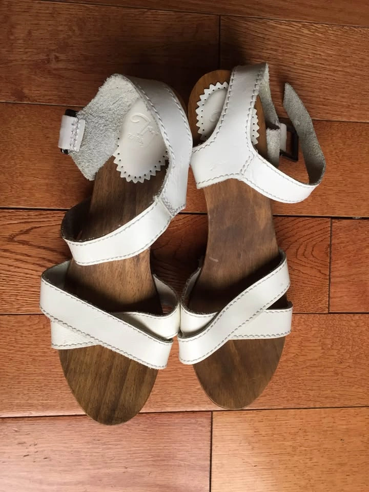 white wooden sandals - photo 2