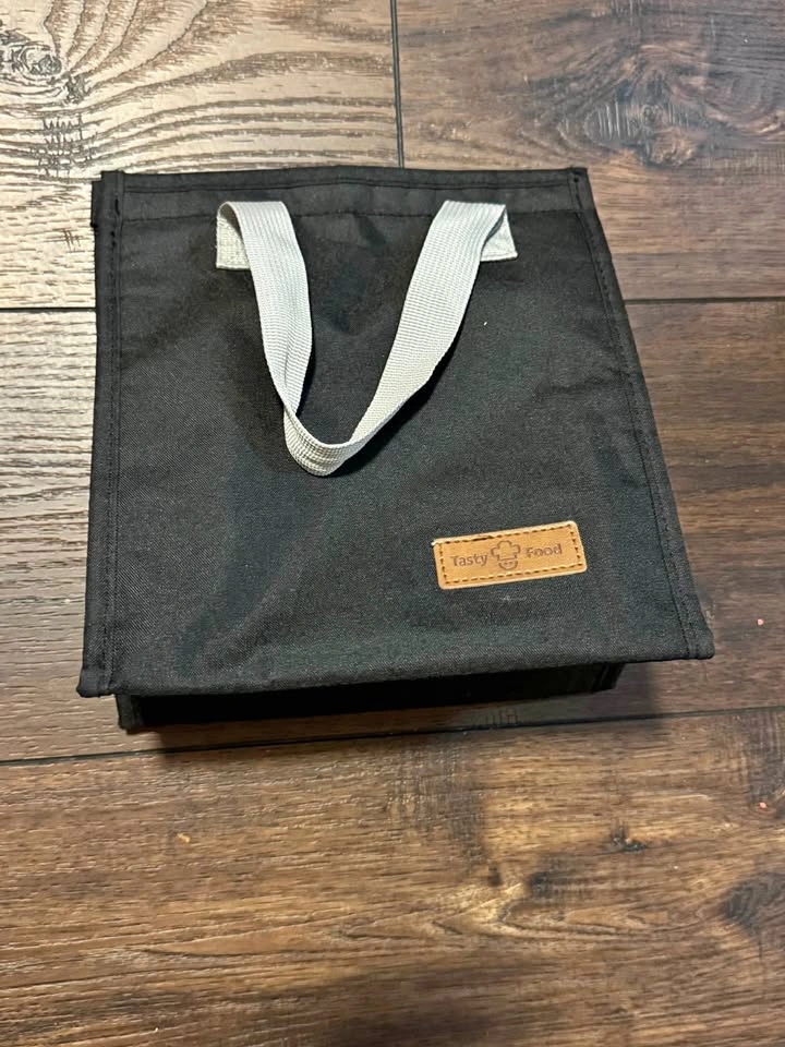 Black insulated lunchbag, waterproof