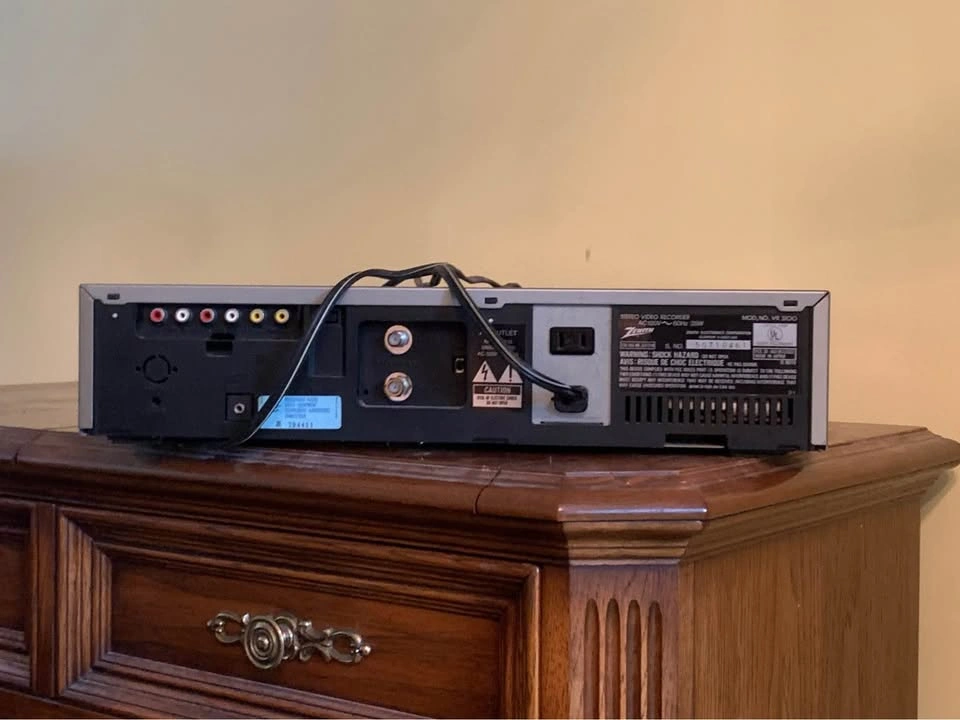 Zenith vr1810 VHS video cassette recorder - photo 2