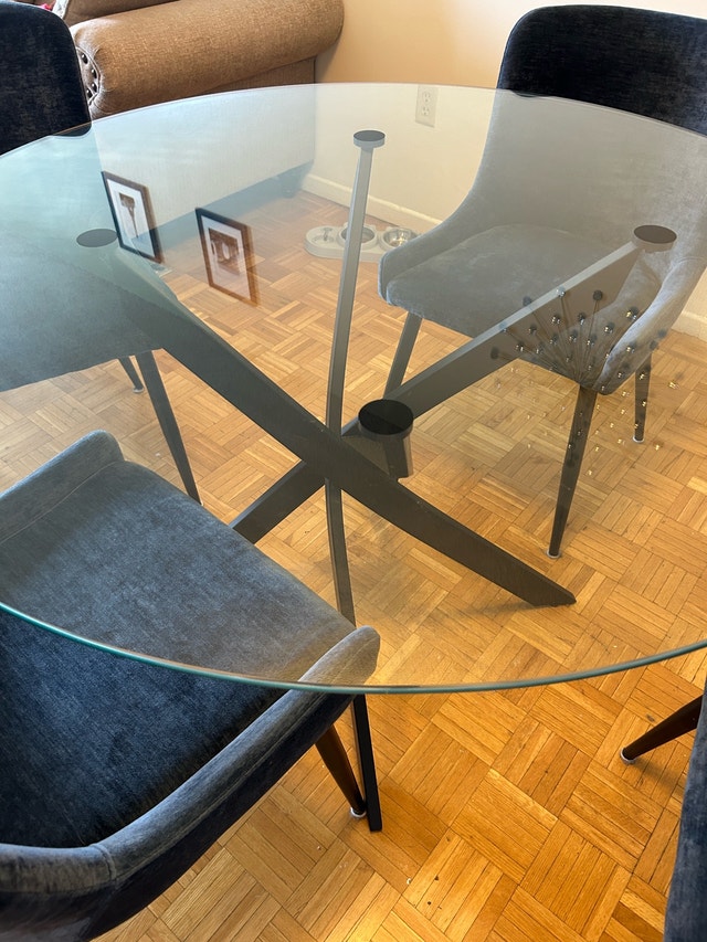 MOVING OUT SALE —DINING TABLE + 4 CHAIRS Ottawa - photo 2
