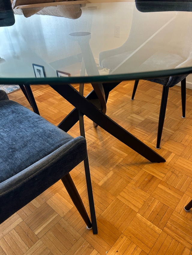 MOVING OUT SALE —DINING TABLE + 4 CHAIRS Ottawa - photo 3