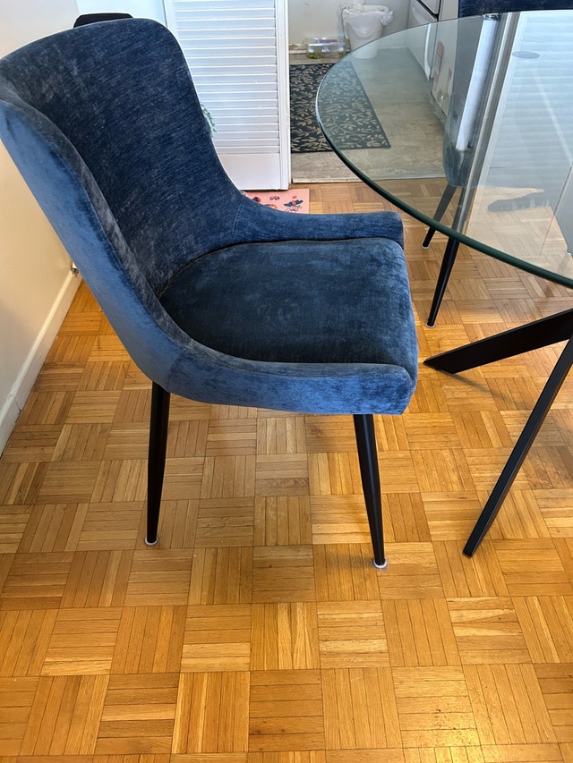 MOVING OUT SALE —DINING TABLE + 4 CHAIRS Ottawa - photo 4