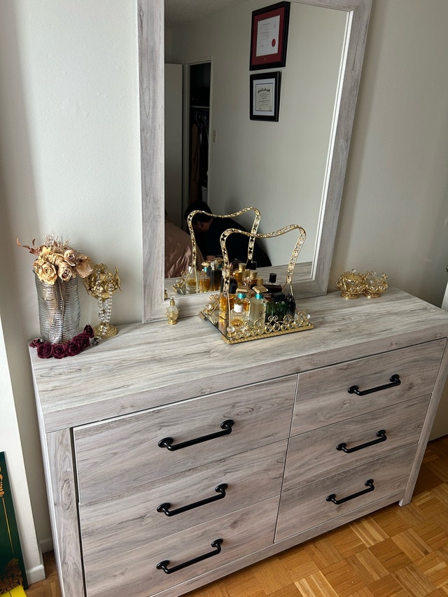 Soren 6-Drawer Dresser – Bleached Oak – Excellent Condition