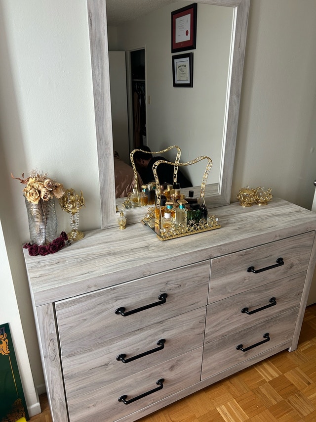 Soren 6-Drawer Dresser – Bleached Oak – Excellent Condition - photo 2