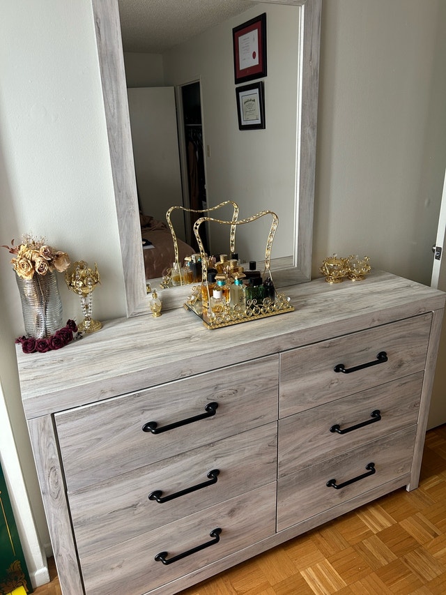 Soren 6-Drawer Dresser – Bleached Oak – Excellent Condition - photo 3