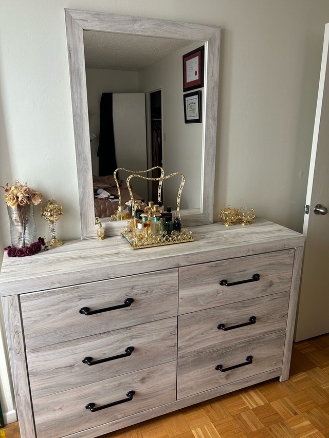 Soren 6-Drawer Dresser – Bleached Oak – Excellent Condition - photo 4