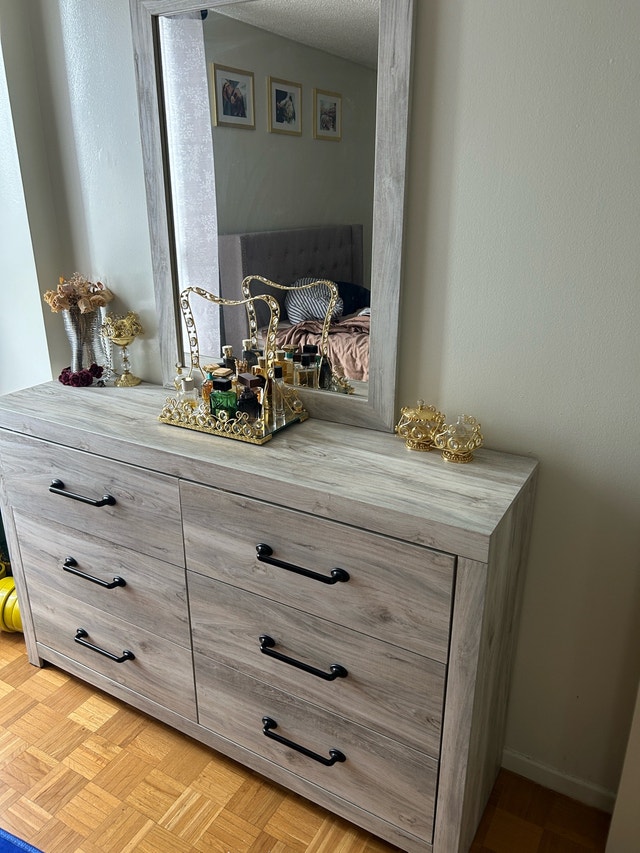 Soren 6-Drawer Dresser – Bleached Oak – Excellent Condition - photo 5